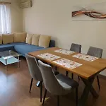 Hostex Trinity דירה סטרה זגורה