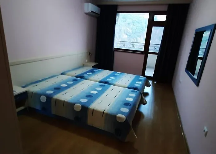 Hostex Trinity * סטרה זגורה